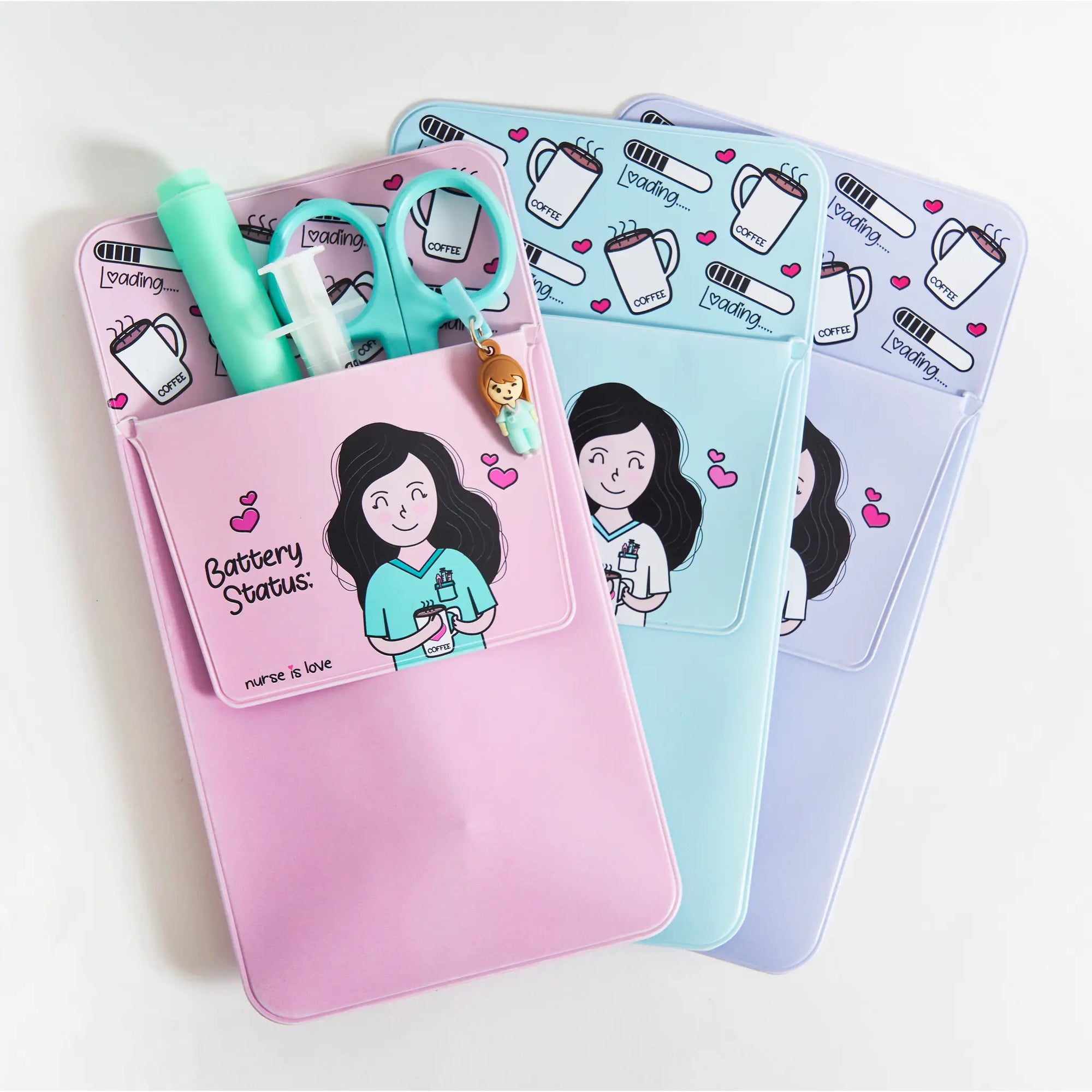 Set 2 Bolígrafos Multicolor + Salvabolsillos Morado de Nurse is Love para enfermería y sanidad