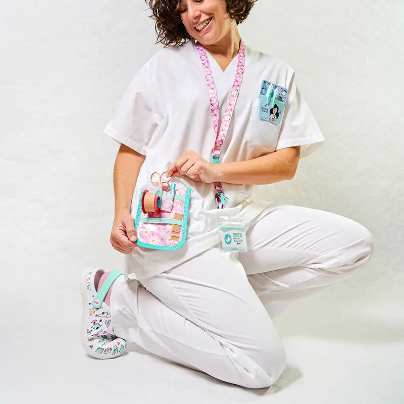 Set para Enfermera Organizador de Bolsillo - Tijeras Enfermeria Pico de Pato - Margaritas de Nurse is Love para enfermería y sanidad