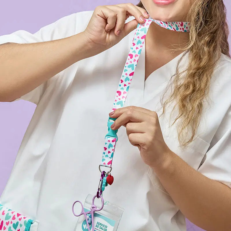 Set para Enfermera Lanyard - Tijeras Enfermeria Pico de Pato - Corazones de Nurse is Love para enfermería y sanidad