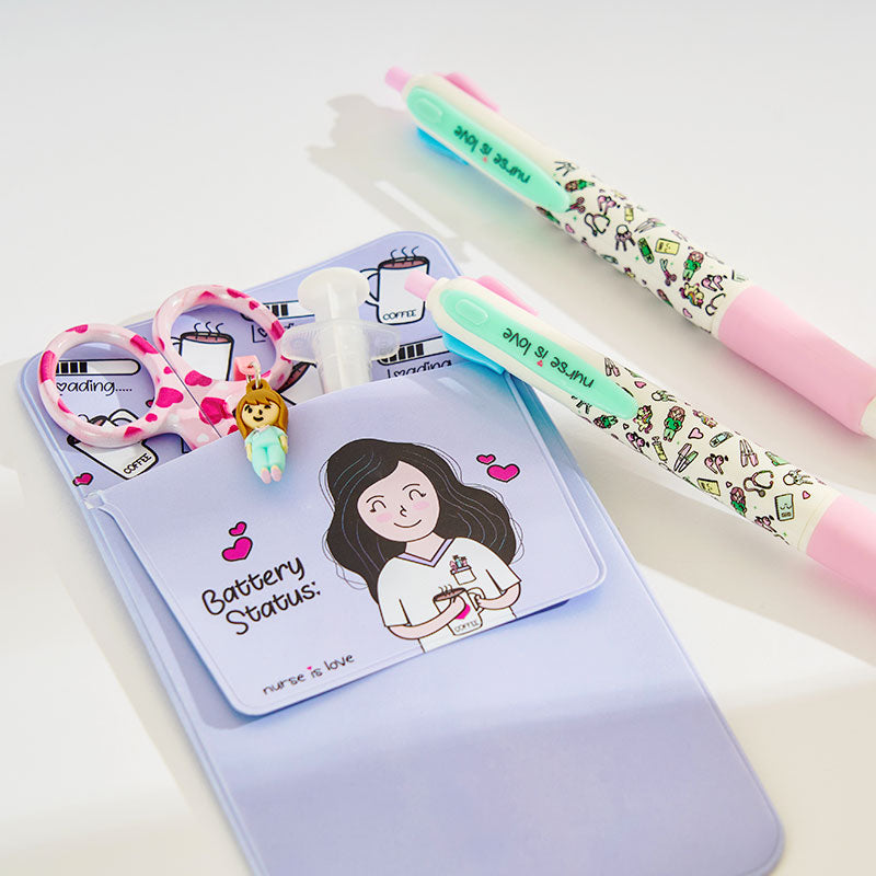 Set 2 Bolígrafos Multicolor + Salvabolsillos Morado de Nurse is Love para enfermería y sanidad