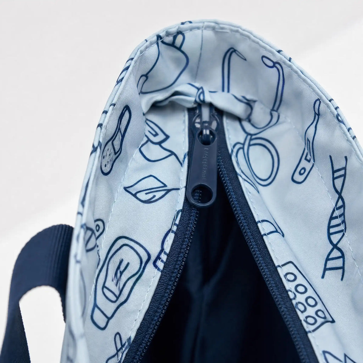 Bolso Azul Instrumentos de Nurse is Love para enfermería y sanidad