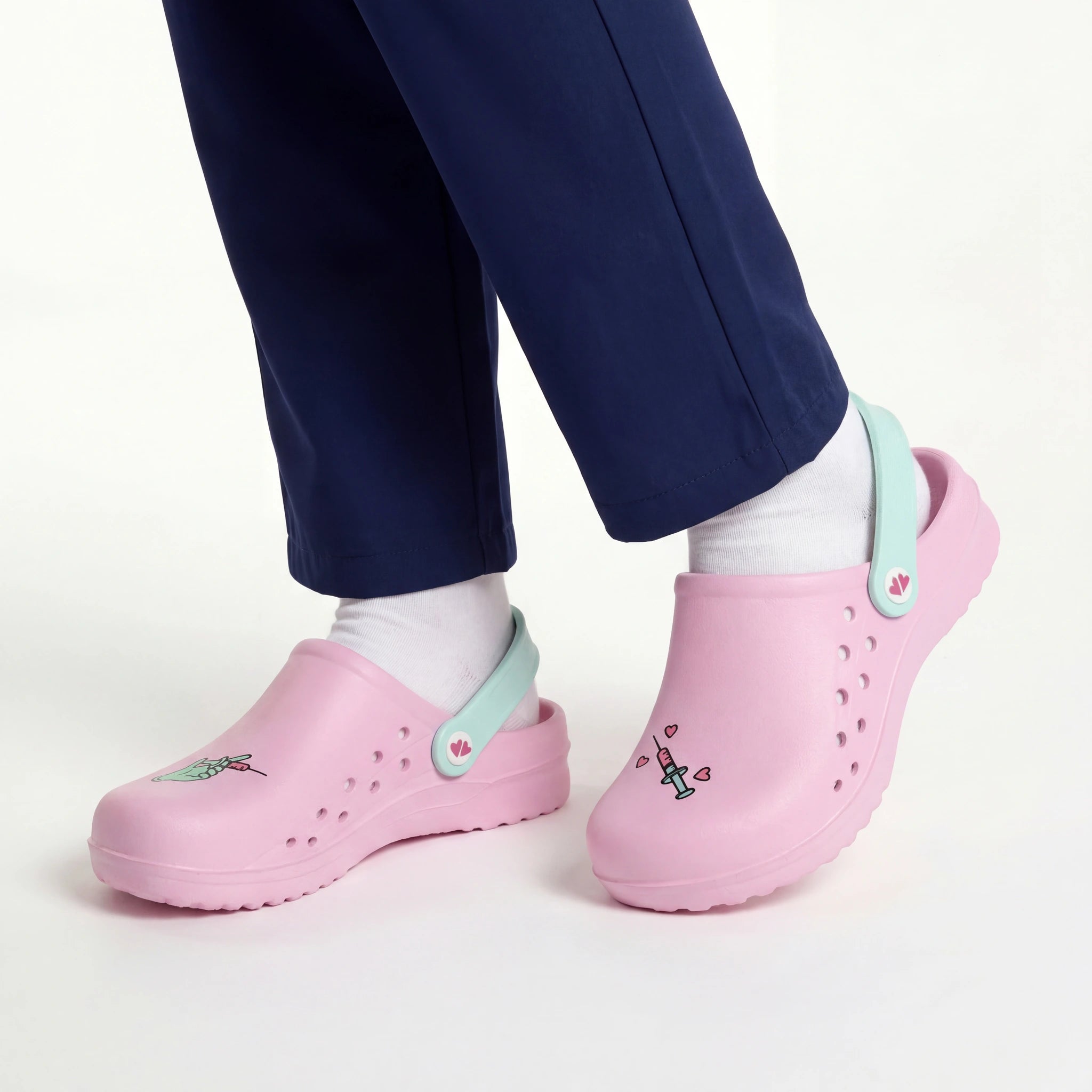 Zuecos para Enfermeras Rosa Jeringa de Nurse is Love para enfermería y sanidad