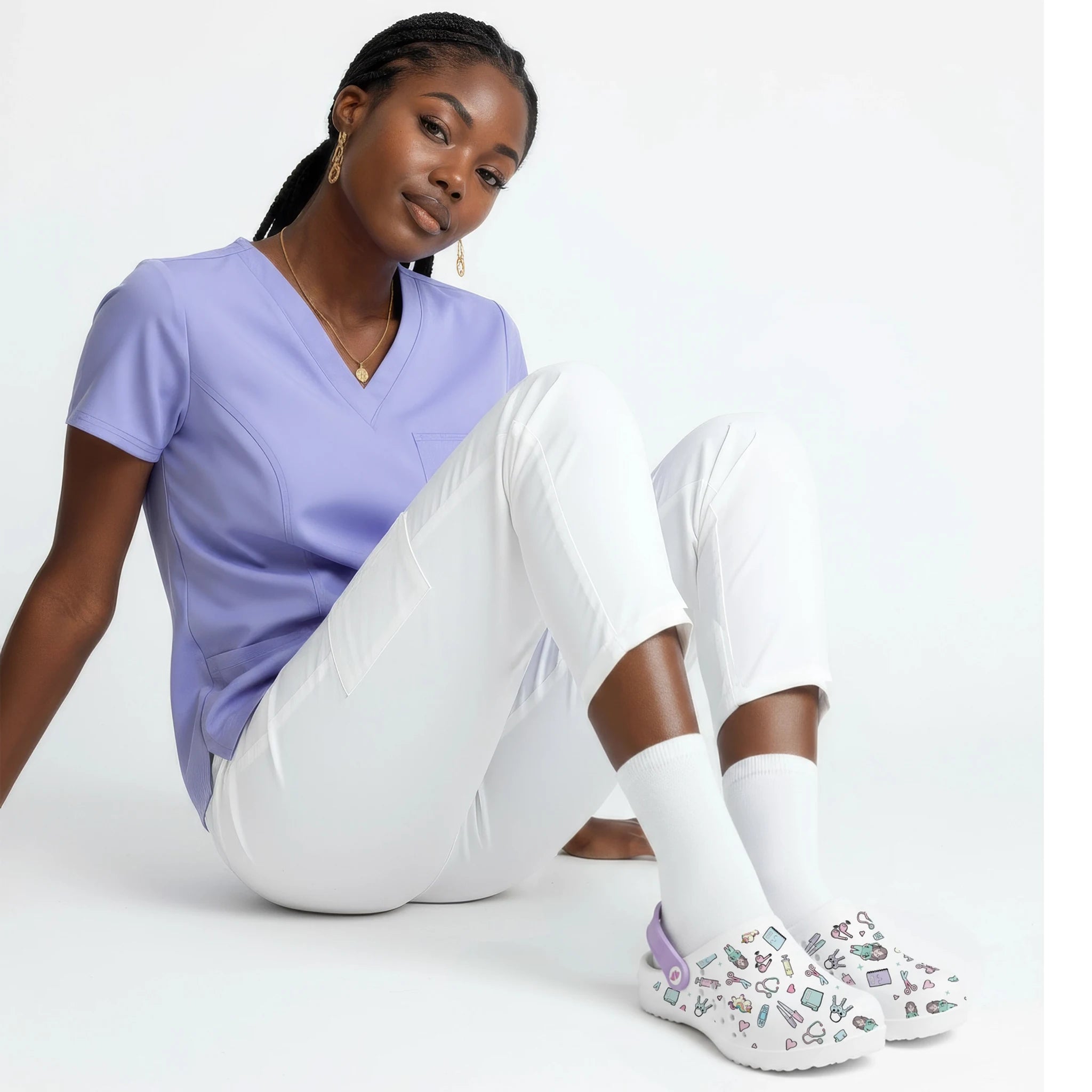 Zuecos para Enfermeras Blanco Morado de Nurse is Love para enfermería y sanidad