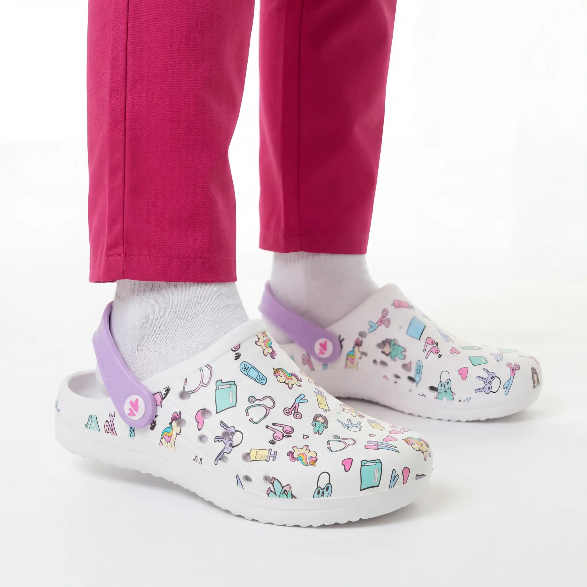 Zuecos para Enfermeras Blanco Morado de Nurse is Love para enfermería y sanidad