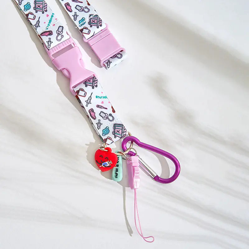 Set para Enfermera Lanyard - Tijeras Enfermeria Pico de Pato - Café de Nurse is Love para enfermería y sanidad