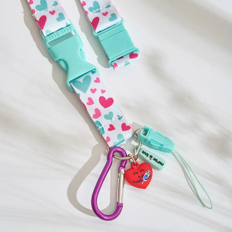 Set para Enfermera Lanyard - Tijeras Enfermeria Pico de Pato - Corazones de Nurse is Love para enfermería y sanidad