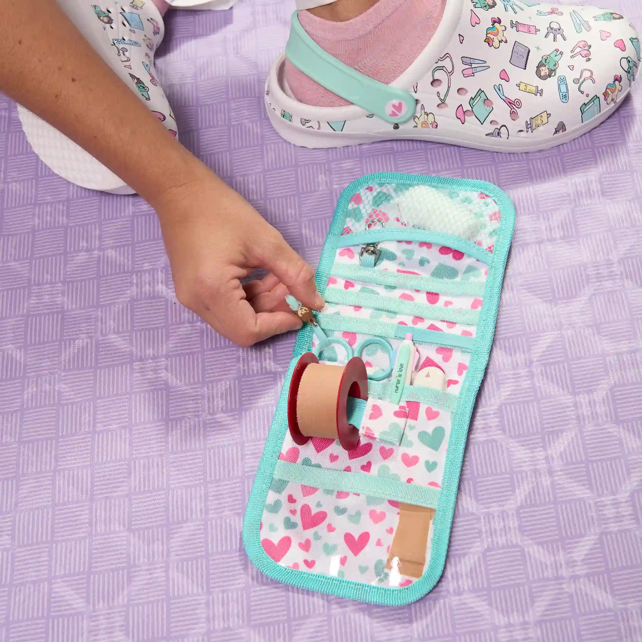 Organizador de Bolsillo Aqua Corazones de Nurse is Love para enfermería y sanidad