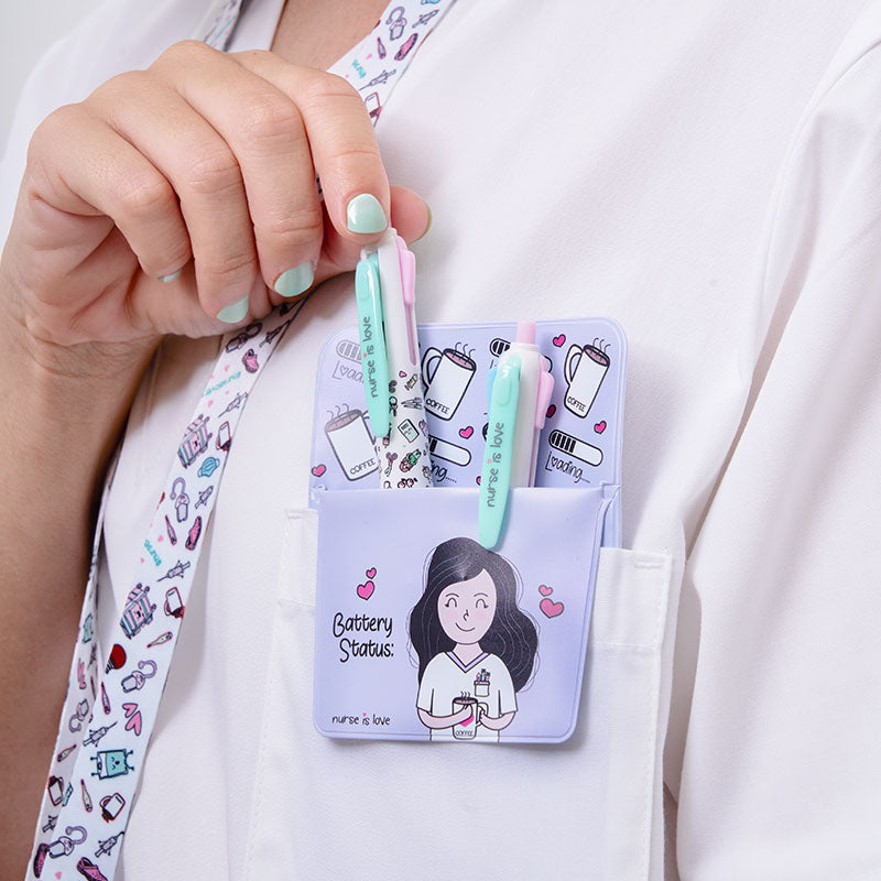 Set 2 Bolígrafos Multicolor + Salvabolsillos Morado de Nurse is Love para enfermería y sanidad