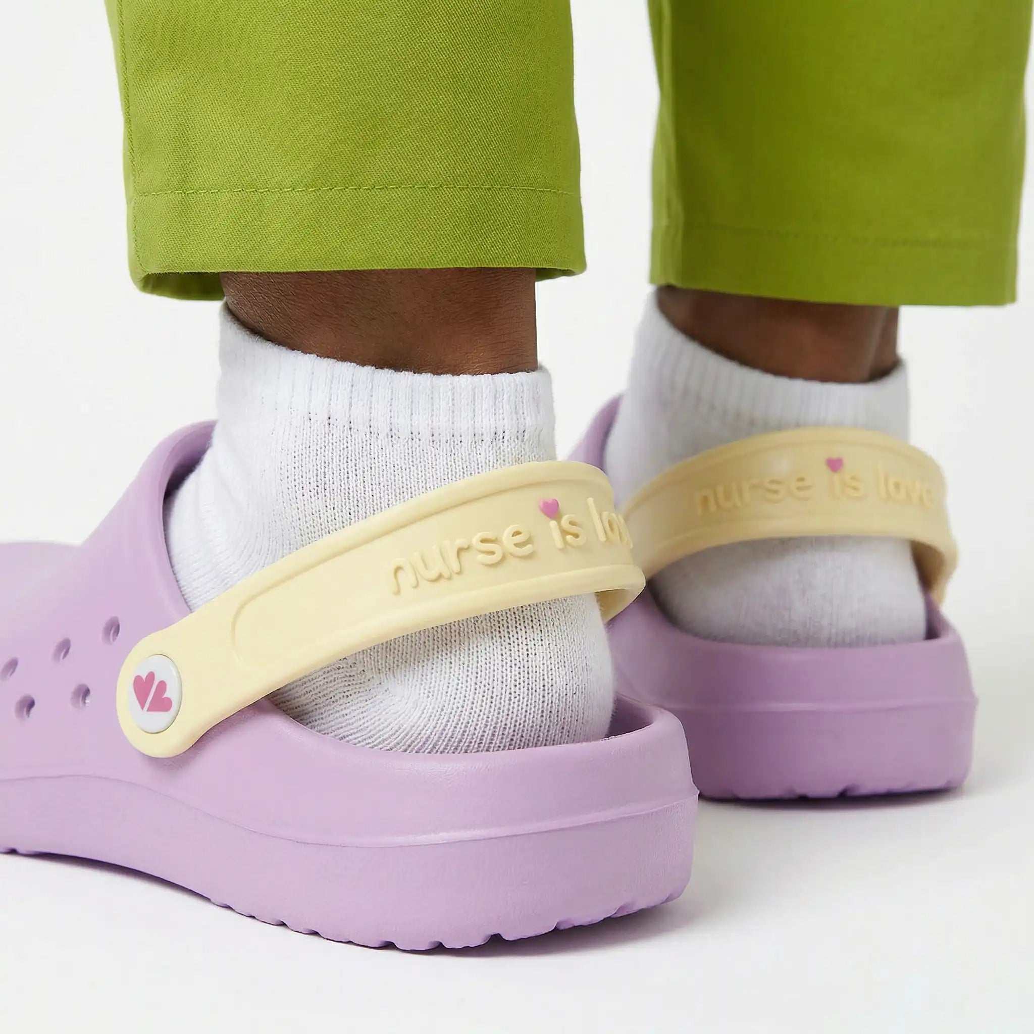 Zuecos para Enfermeras Morado de Nurse is Love para enfermería y sanidad