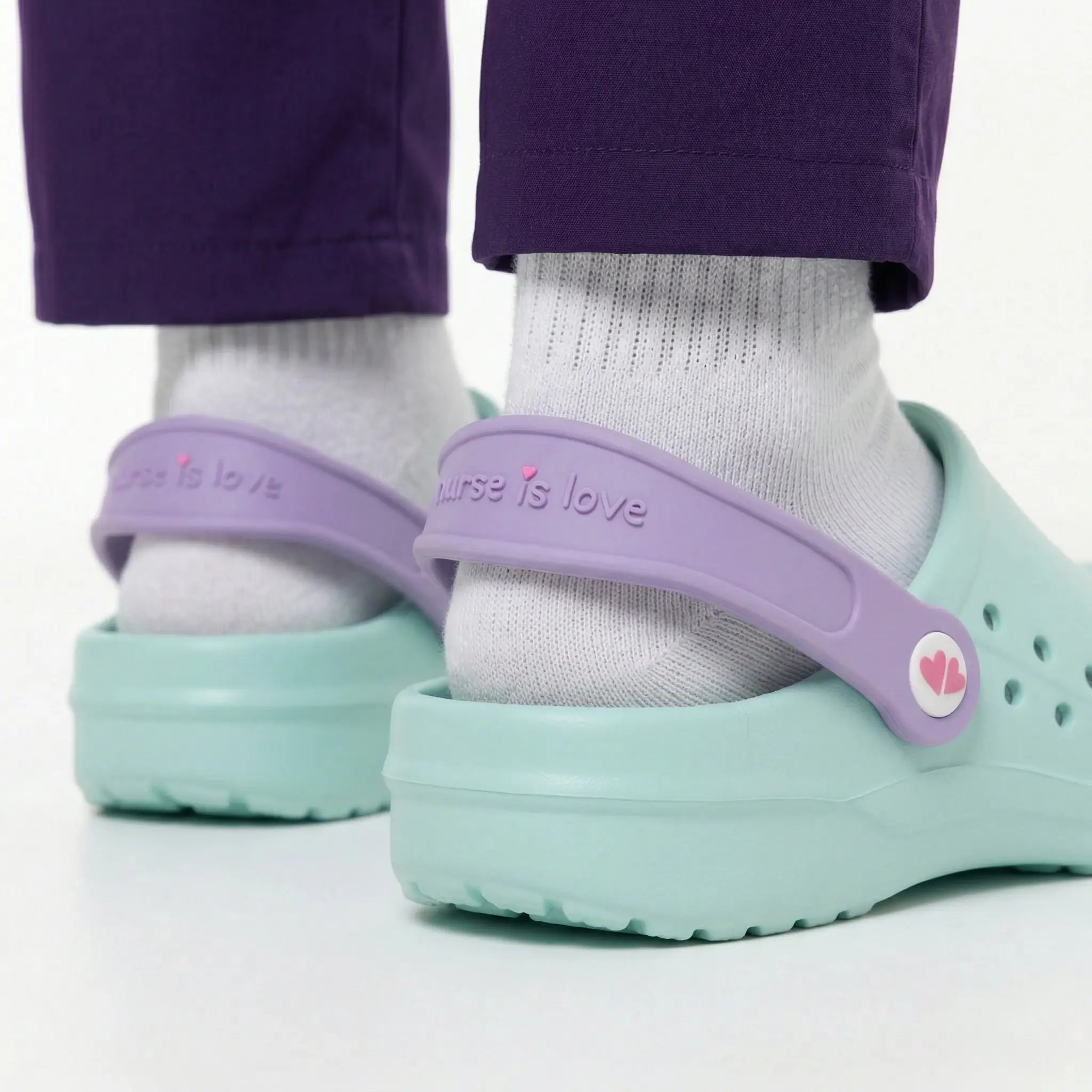 Zuecos para Enfermeras Aqua Tirita de Nurse is Love para enfermería y sanidad