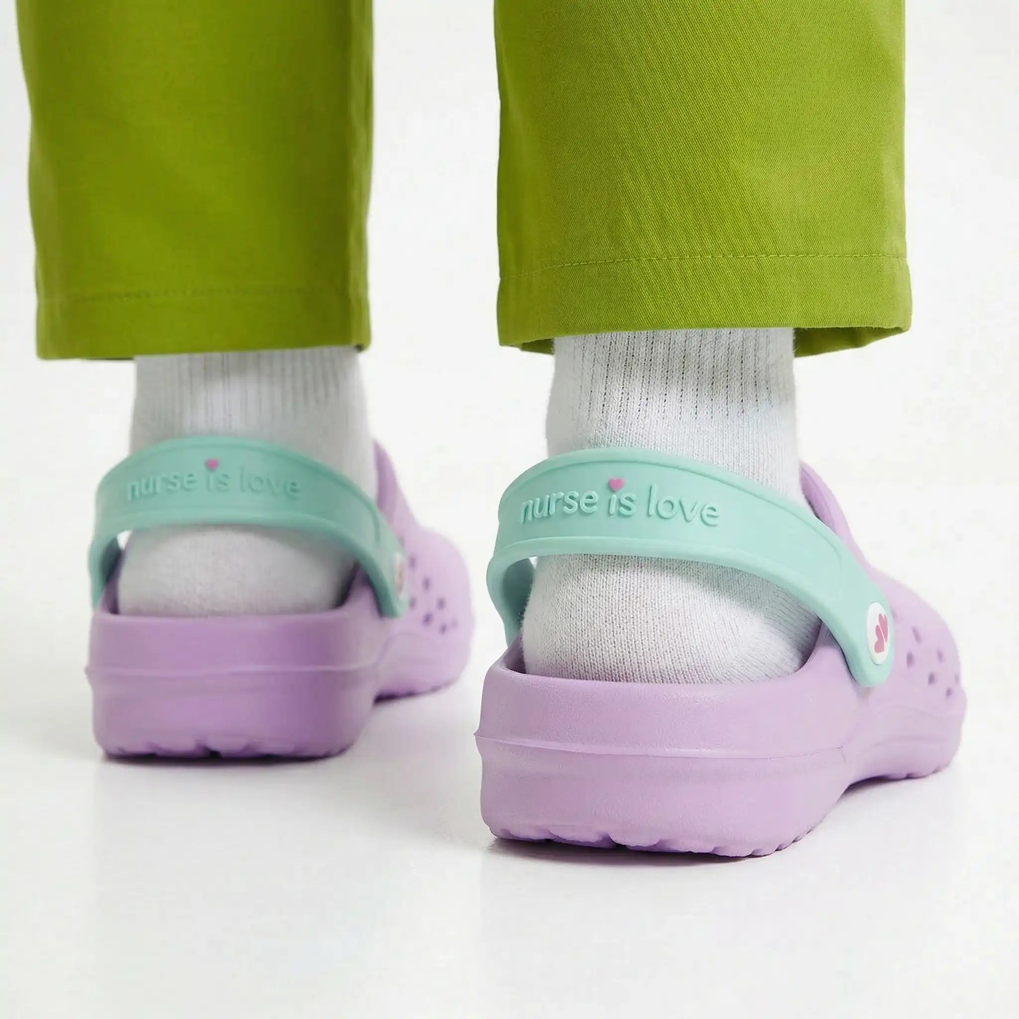 Zuecos para Enfermeras Morado Mascarilla de Nurse is Love para enfermería y sanidad