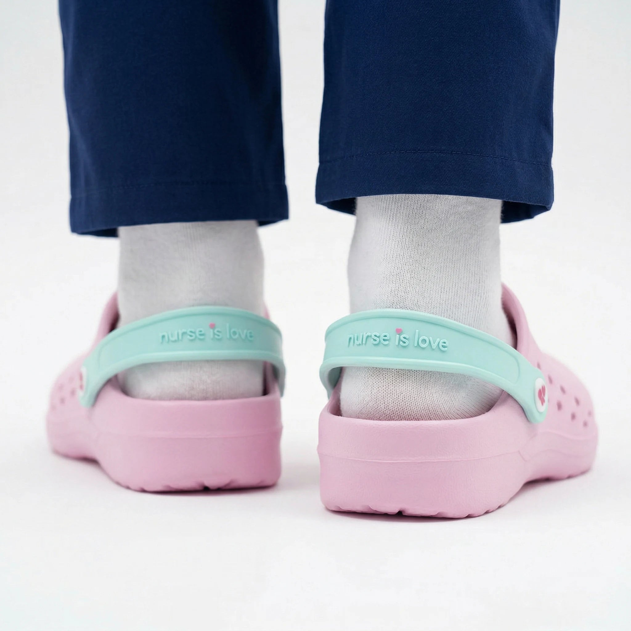 Zuecos para Enfermeras Rosa Jeringa de Nurse is Love para enfermería y sanidad