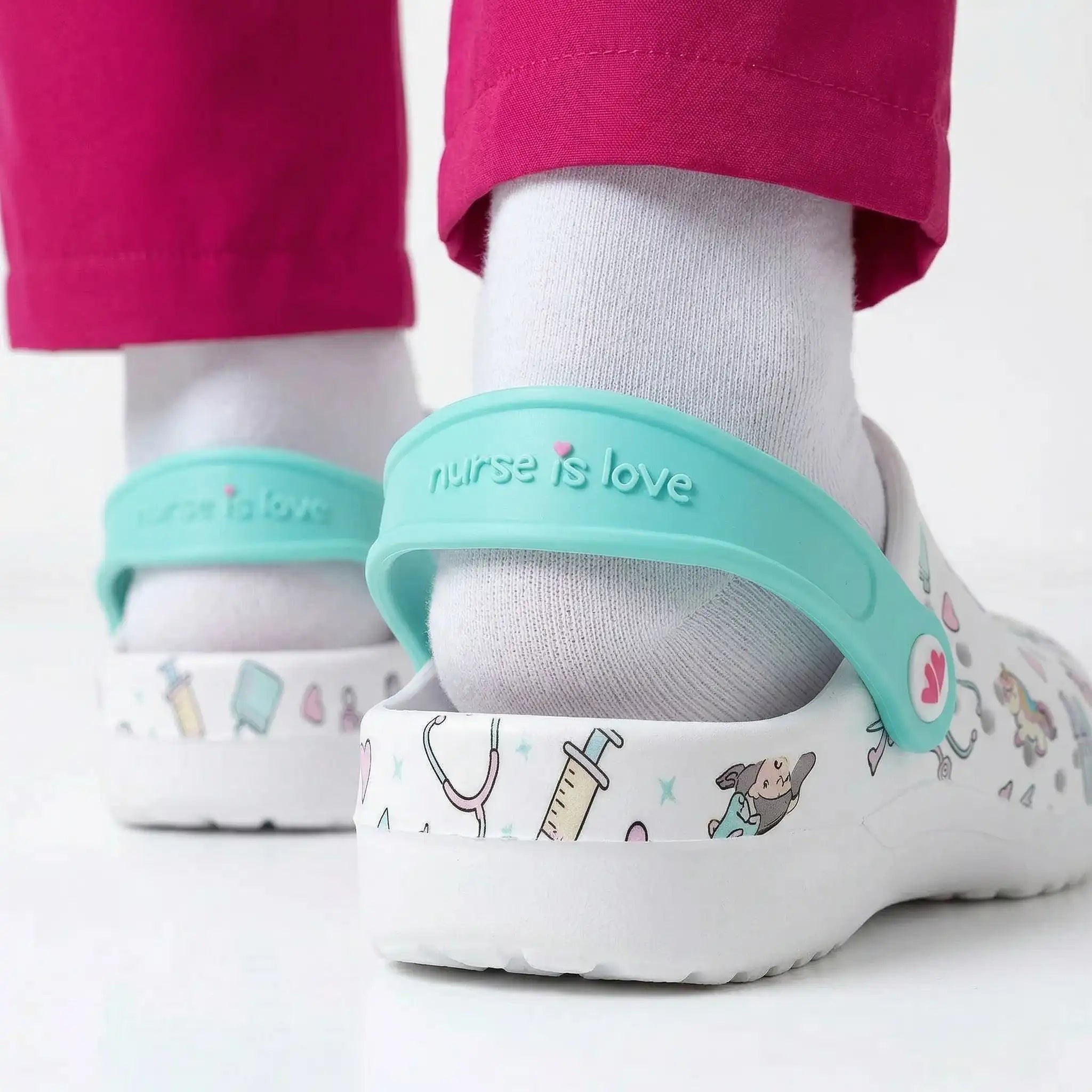 Zuecos para Enfermeras Blanco Aqua de Nurse is Love para enfermería y sanidad