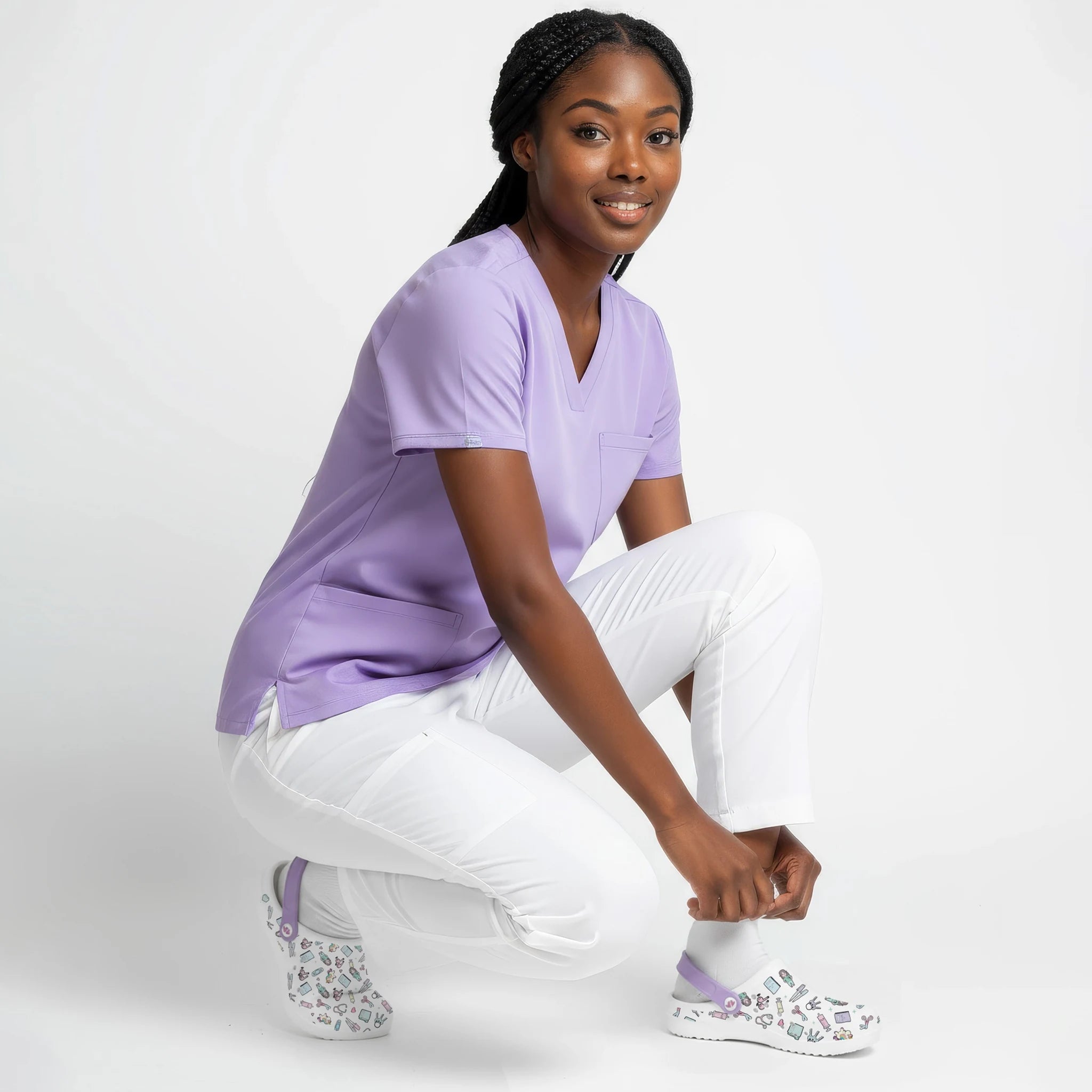 Zuecos para Enfermeras Blanco Morado de Nurse is Love para enfermería y sanidad