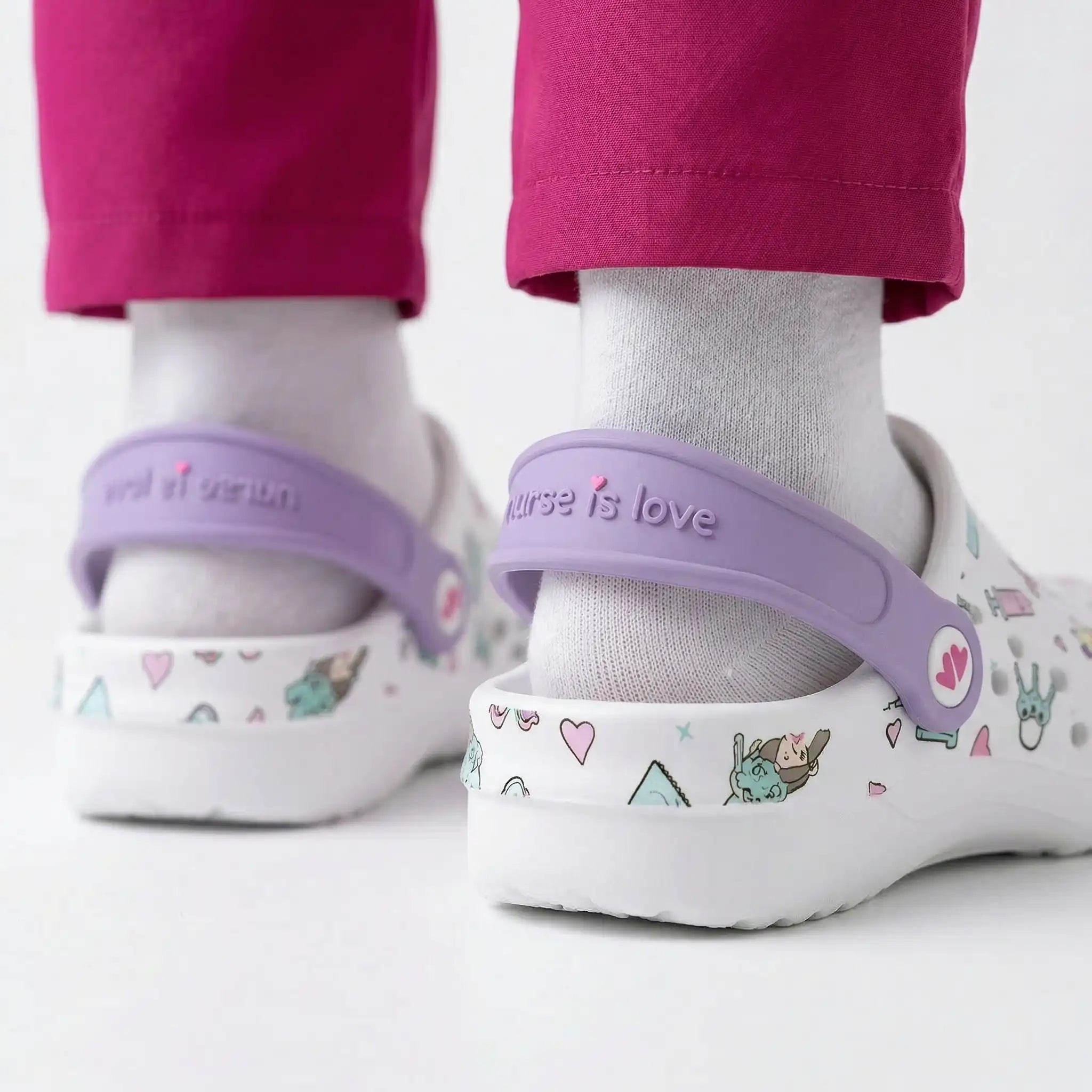 Zuecos para Enfermeras Blanco Morado de Nurse is Love para enfermería y sanidad