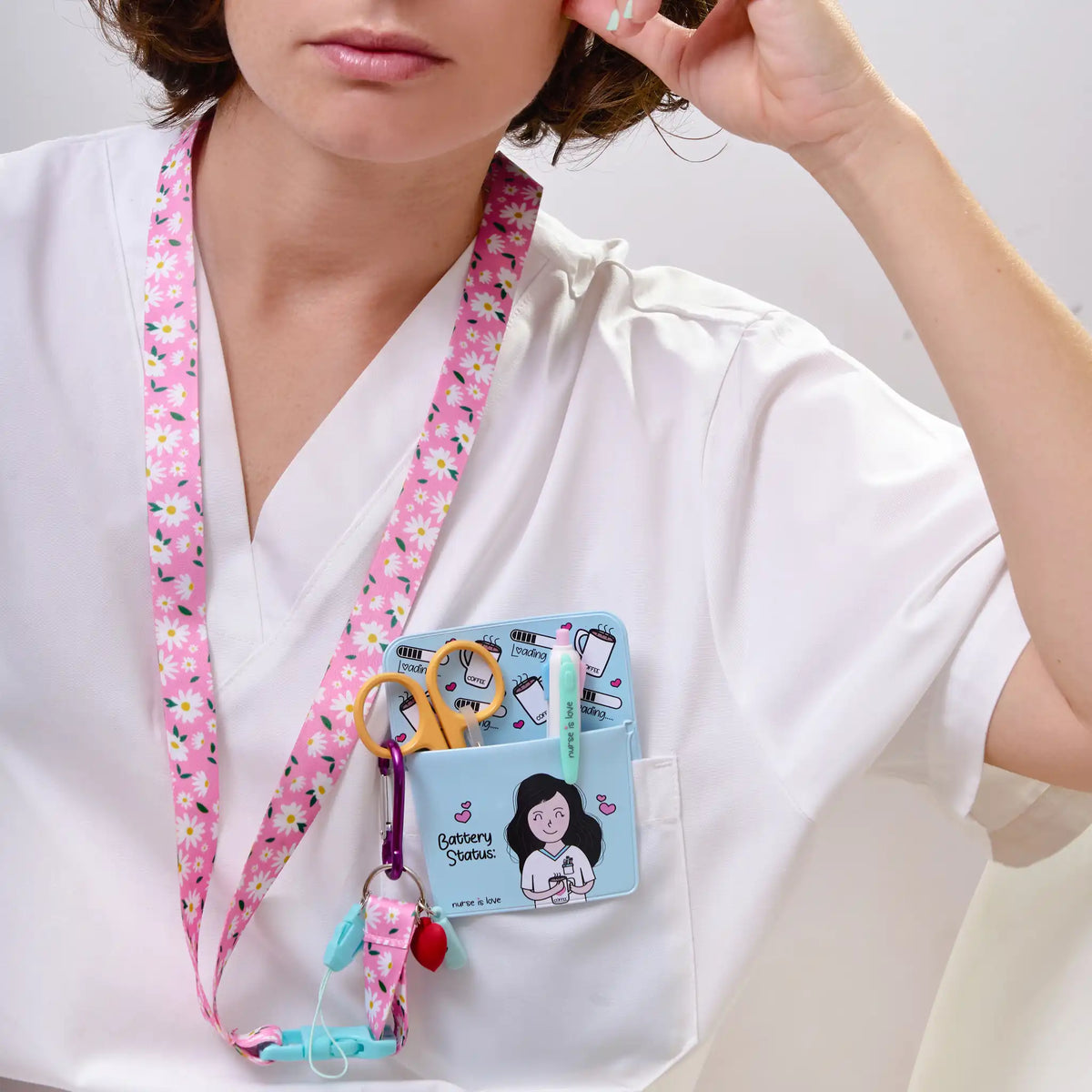 Set para Enfermera Organizador de Bolsillo - Lanyard con Tijeras Enfermeria Pico de Pato - Margaritas de Nurse is Love para enfermería y sanidad