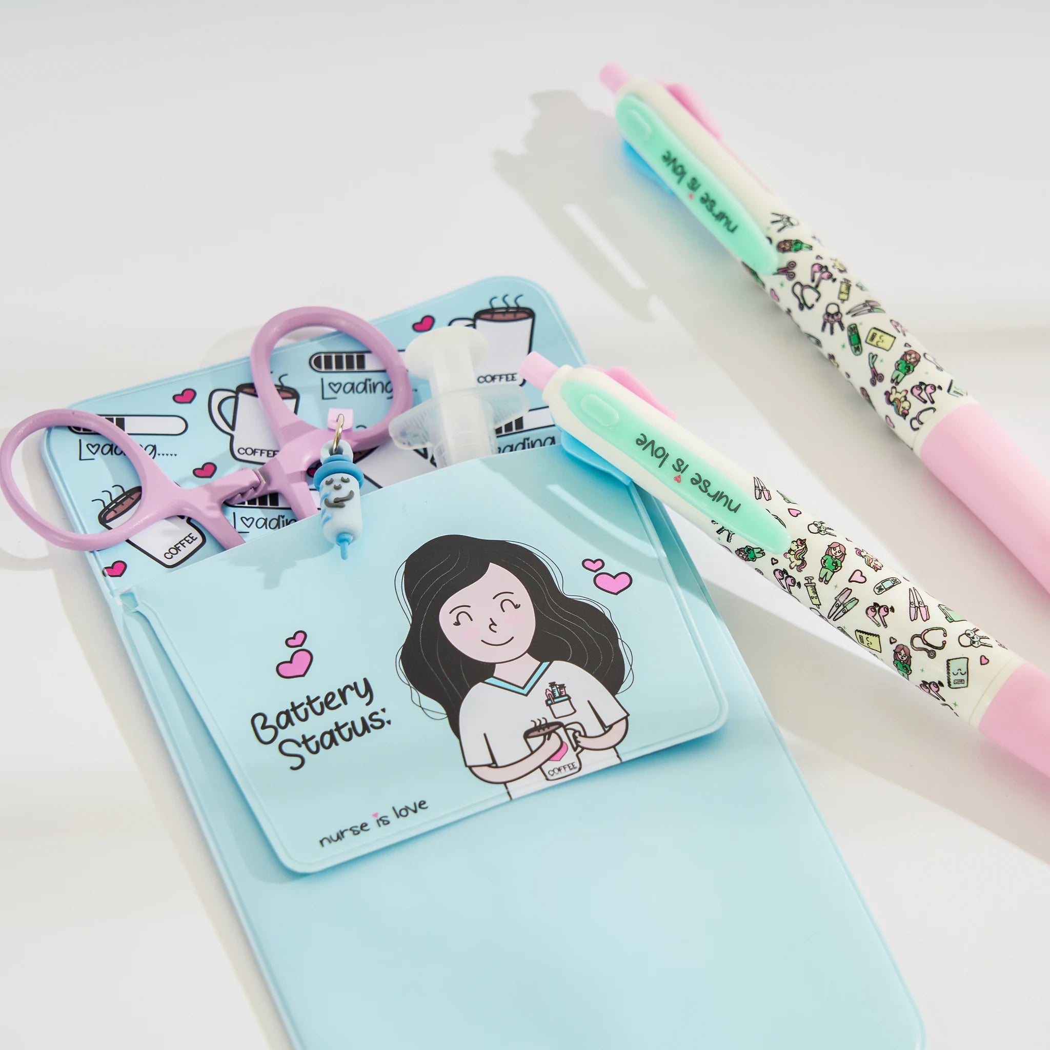 Set 2 Bolígrafos Multicolor + Salvabolsillos Aqua de Nurse is Love para enfermería y sanidad