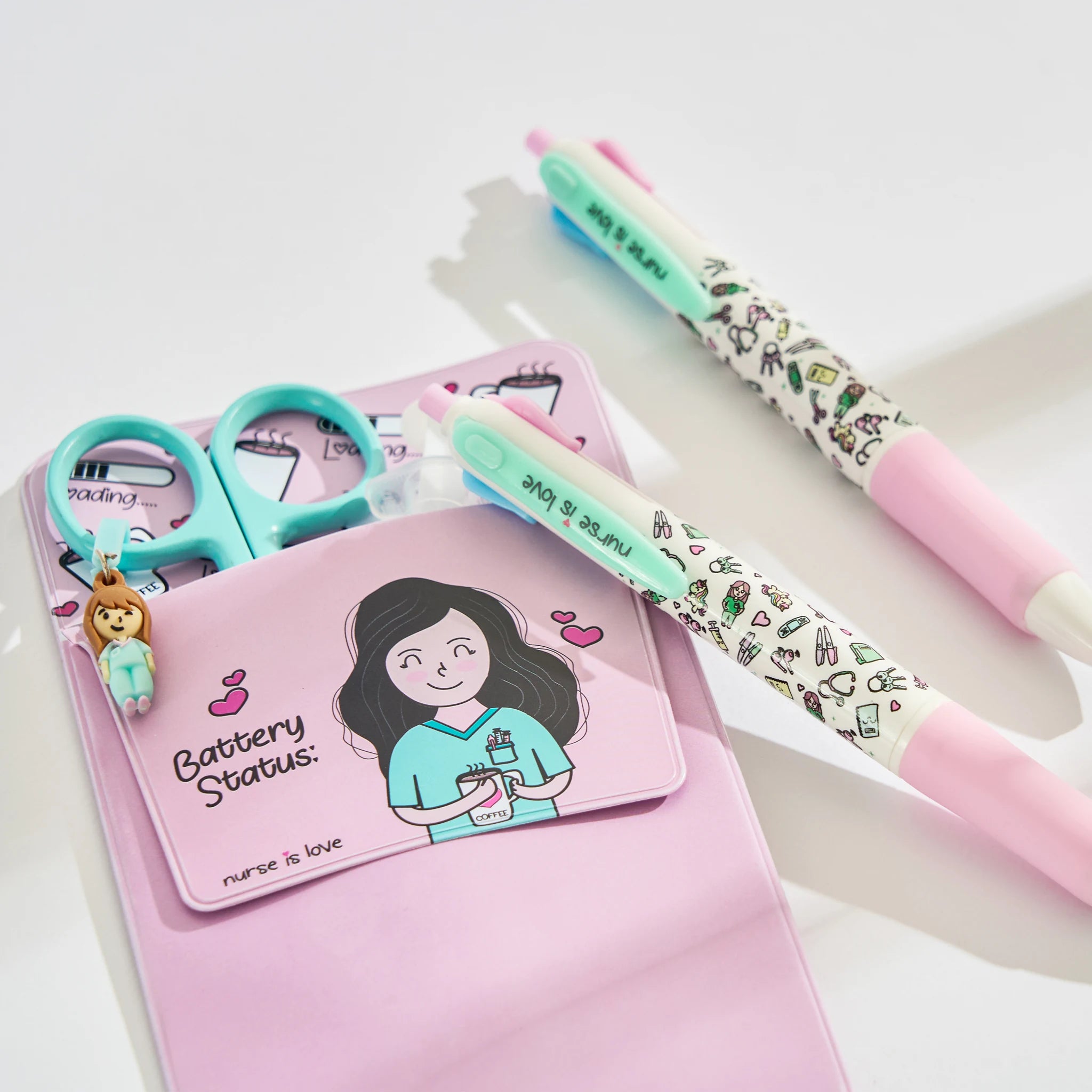 Set 2 Bolígrafos Multicolor + Salvabolsillos Rosa de Nurse is Love para enfermería y sanidad