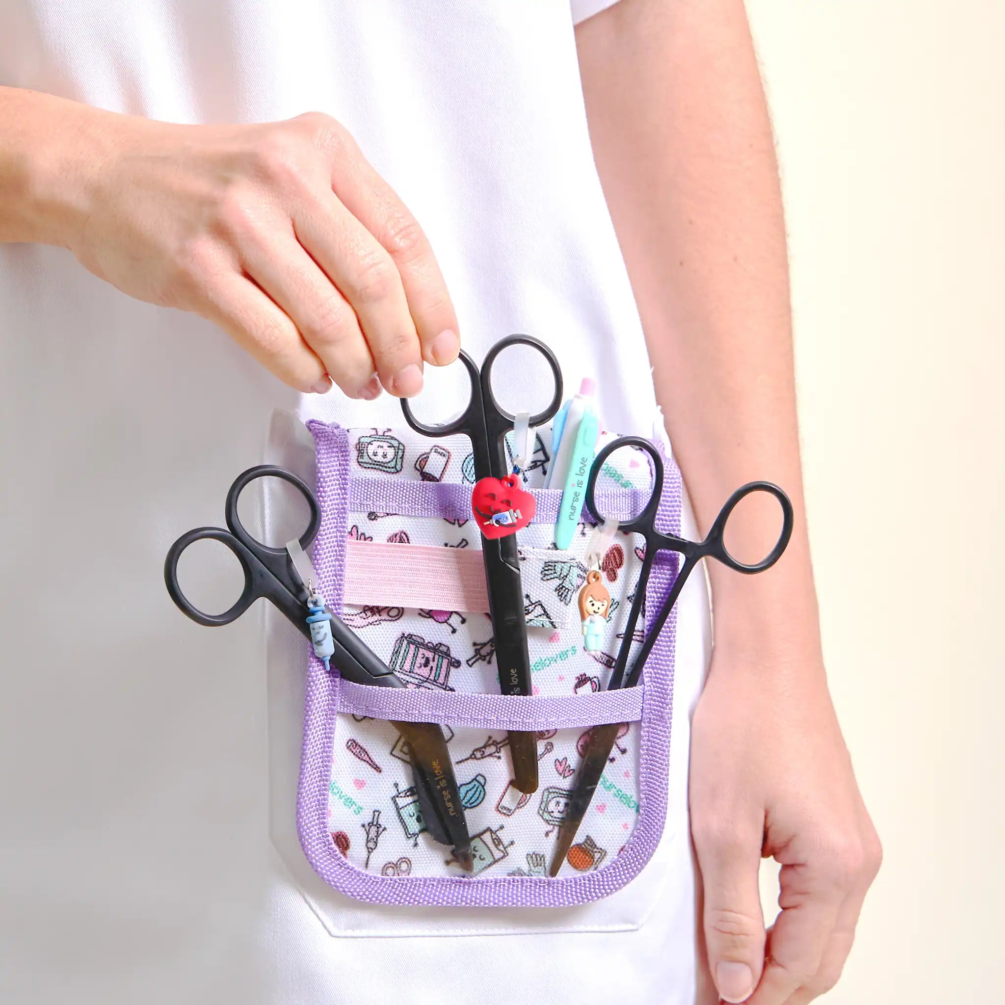 Set de Tijeras de Enfermería y Pinzas Kocher Black de Nurse is Love para enfermería y sanidad