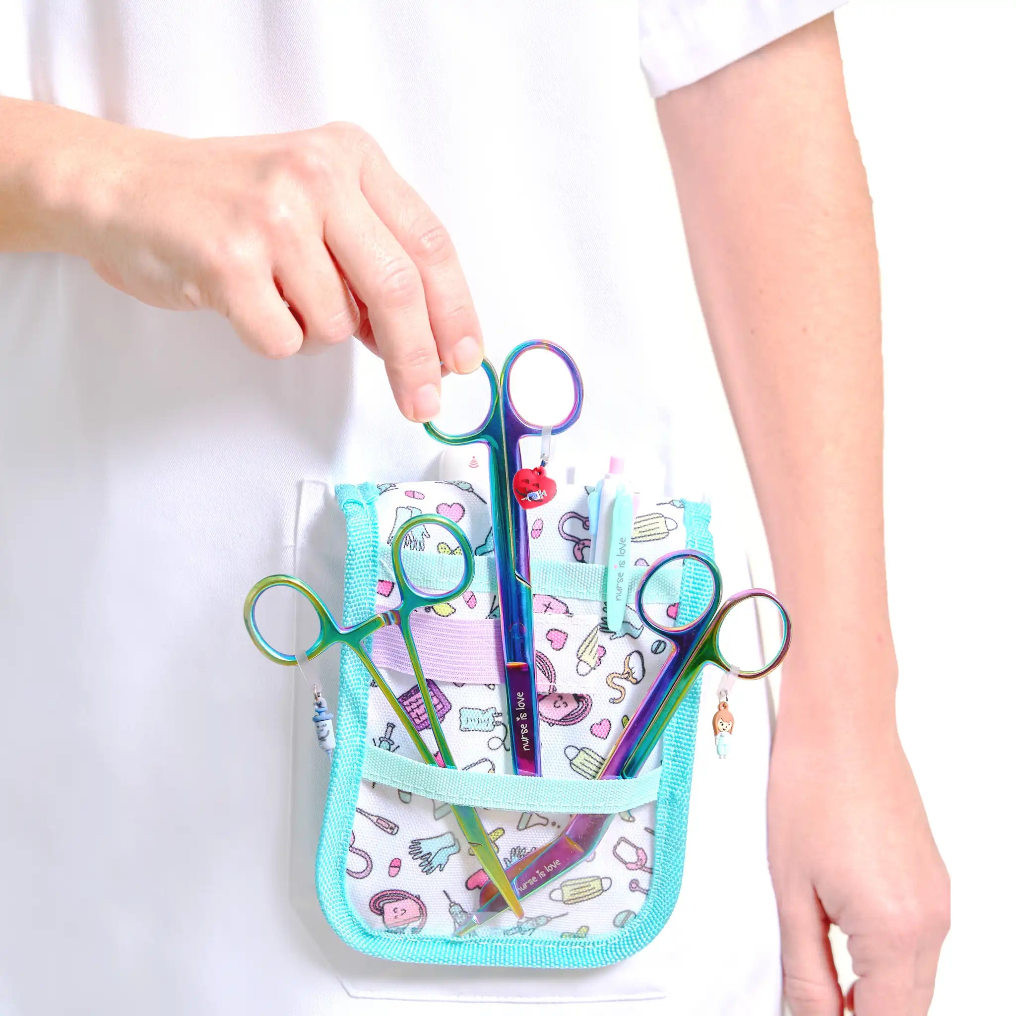 Set de Tijeras de Enfermería y Pinzas Kocher Cromium de Nurse is Love para enfermería y sanidad