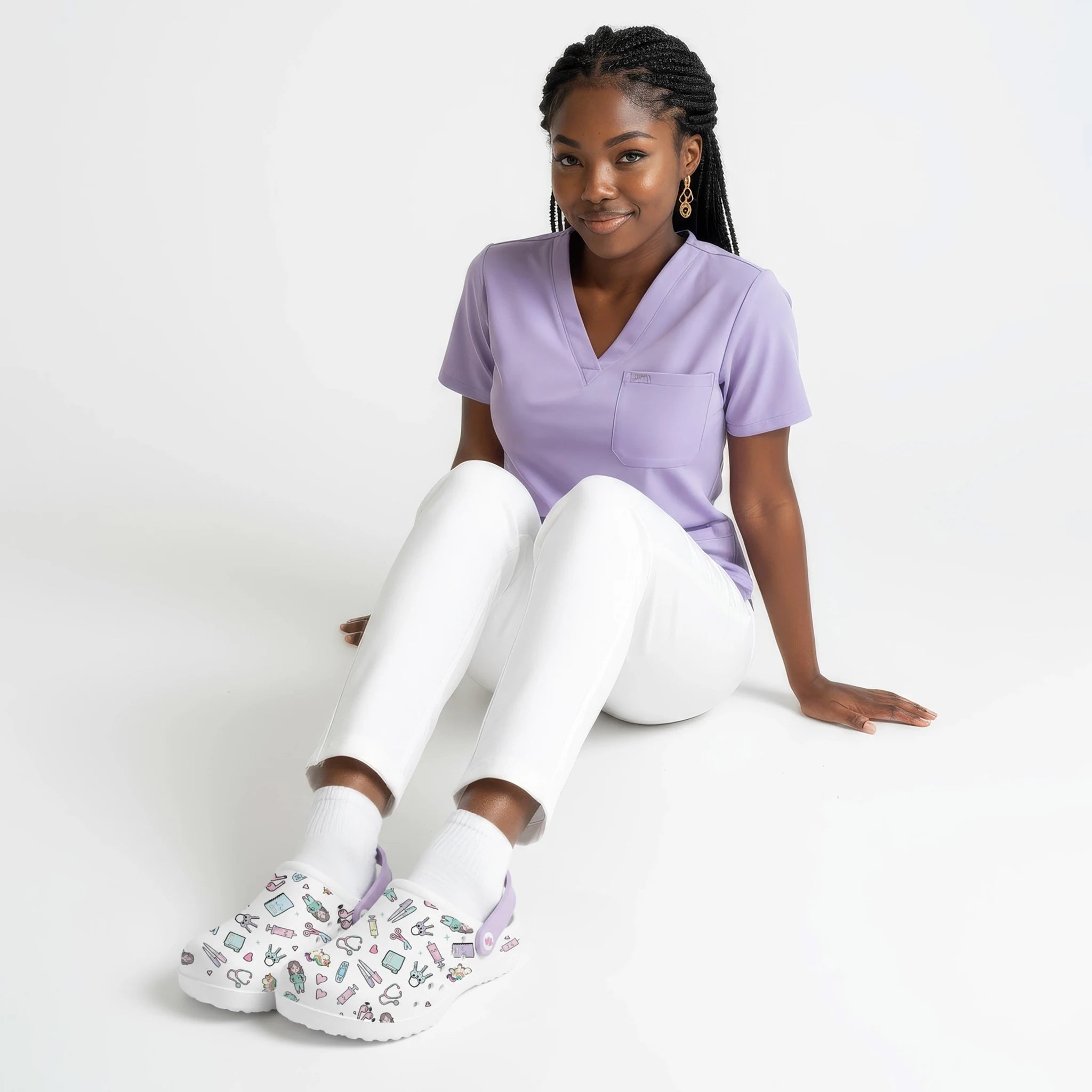 Zuecos para Enfermeras Blanco Morado de Nurse is Love para enfermería y sanidad