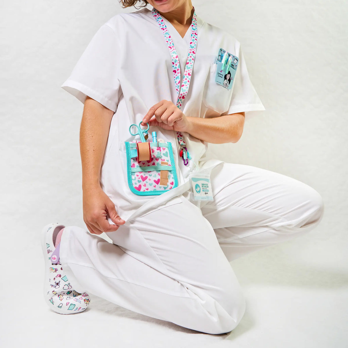 Set para Enfermera Organizador de Bolsillo - Lanyard con Tijeras Enfermeria Mayo - Corazones de Nurse is Love para enfermería y sanidad