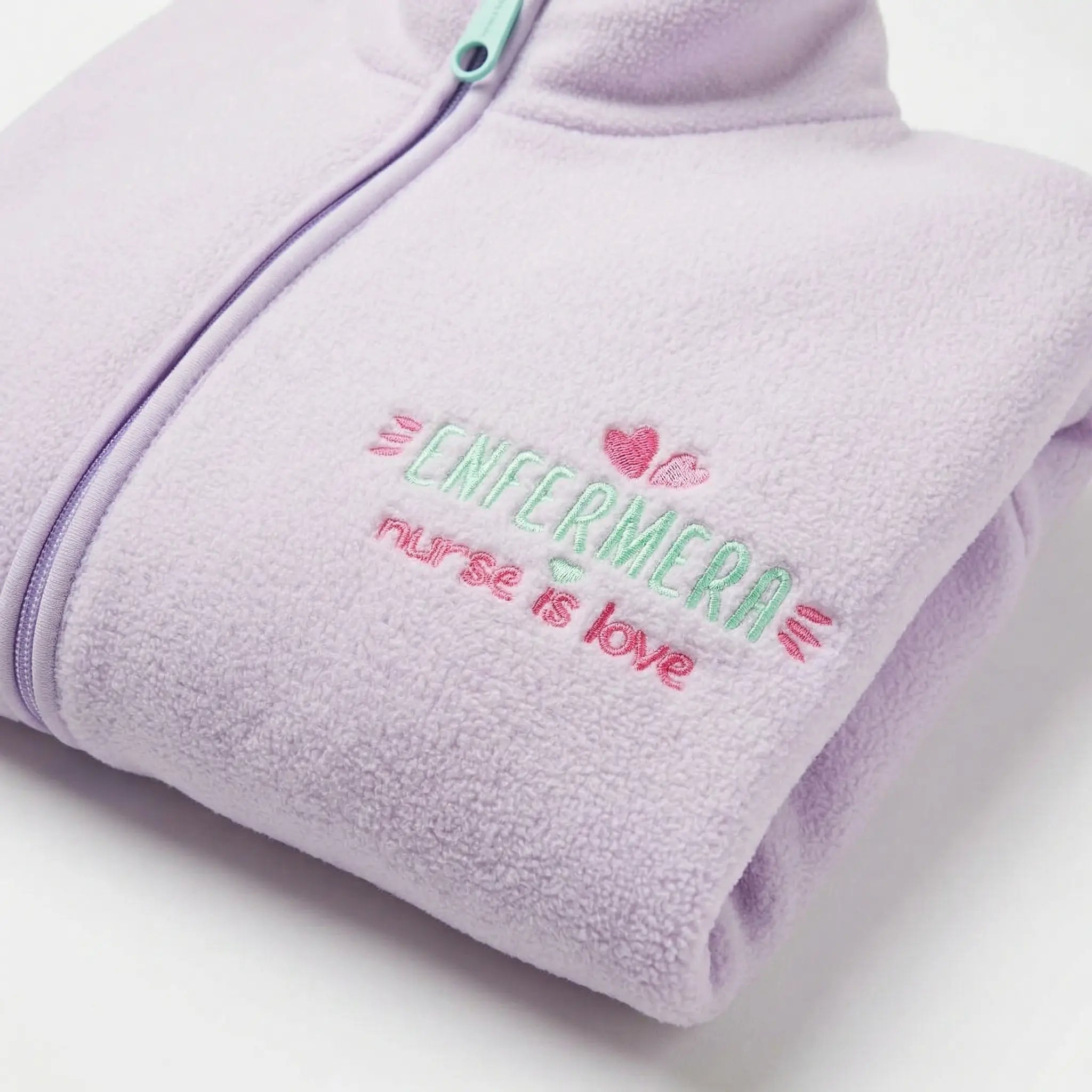 Chaqueta Polar Morada para Enfermeras de Nurse is Love para enfermería y sanidad