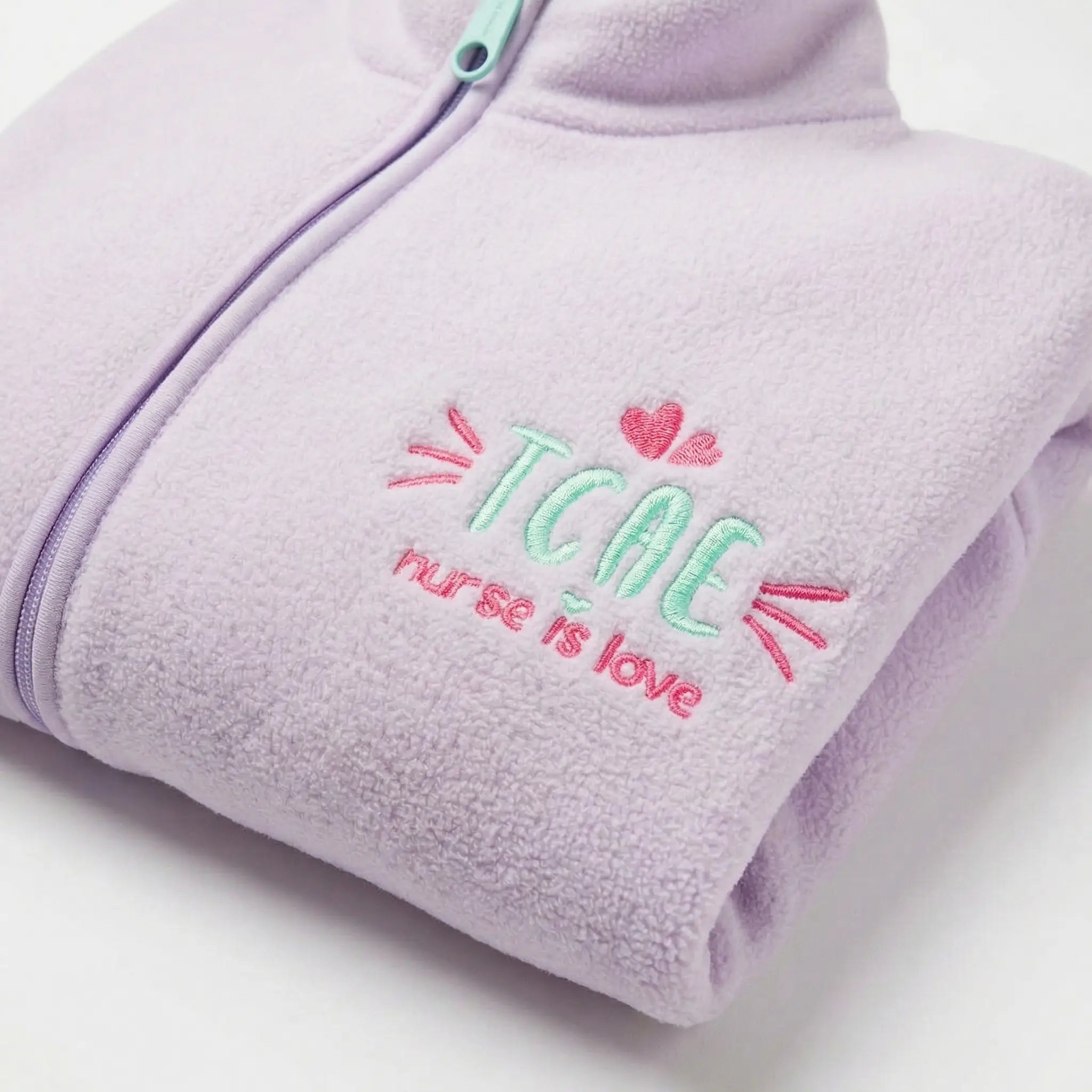 Chaqueta Polar Morado TCAE de Nurse is Love para enfermería y sanidad